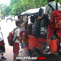 foto-foto-mirisnya-transportasi-anak-sekolah-di-indonesia