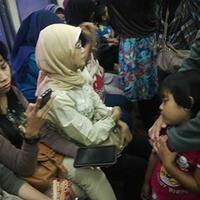 beginilah-kelakuan-cewe-jaman-sekarang-klo-lagi-naik-krl