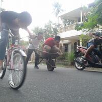 gerobak-vs-sepeda-vs-motor-solusi-balapan-yang-menarik