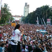 ribuan-warga-makassar-ikuti-jalan-santai-jokowi