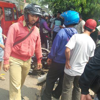 menabrak-pemotor-yang-melawan-arus-mobil-dirusak-warga