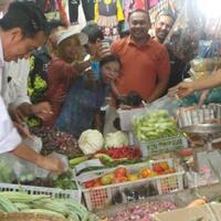 pagi-pagi-jokowi-bikin-heboh-pasar-cipeundeuy-subang