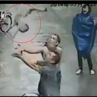 video-seorang-bayi-jatuh-dari-lantai-2-kalo-ga-salah-dan-ditangkap