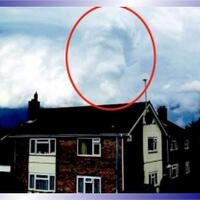 menakjubkan-awan-badai-berbentuk-lion-king-gelayuti-inggris