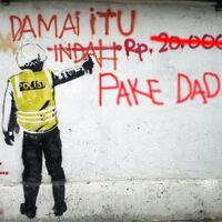 tak-punya-uang-anggota-polantas-minta-bayar-tilang-dengan-cumbu