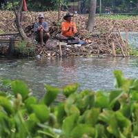 mancing-malam-di-danau-cipondoh