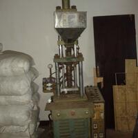 mau-dijual-mesin-injection-moulding-plastic-vertical