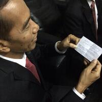 ada-kertas-terselip-di-lipatan-jas-jokowi