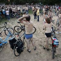 berita-damai-ribuan-warga-as-naik-sepeda-telanjang-bulat