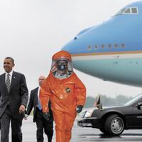 oot-obama-dilarang-masuk-air-force-one-gara---gara-nafas-bau-durian