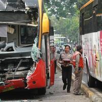 konfirmasitabrakan-2-transjakarta-akibat-sopir-ngantuk-nonton-piala-dunia