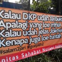 spanduk--dkp-udah-terbuka-apa-yang-loe-minta--bertebaran-di-jaksel