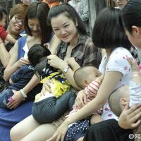 demi-aksi-sosial-mama-rela-nyusuin-ane-di-depan-publik-18