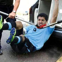 kumpulan-meme-lucu-tentang-kejadian-suarez-mengigit-chiellini