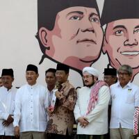 probowo-didukung-ulama2-besar-jokowi-didukung-oleh-kaum-gaylesbiansyiahahmadiah