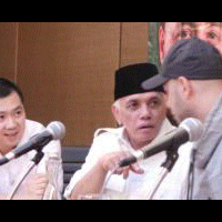 disuruh-hatta-rajasa-acungkan-satu-jari-maher-zain-cuma-senyum
