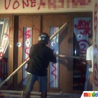 massa-pdip-pendukung-jokowi-segel-kantor-tvone-yogyakarta