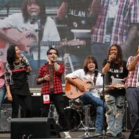 ratusan-artis-kolaborasi-dalam-konser-salam-2-jari-di-gbk