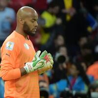 ini-video-kiper-aljazair-buka-puasa-di-tengah-lapangan-fifa-world-cup-2014