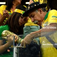 kisah-mengharukan--gaucho-da-copa--kakek-sedih-pemeluk-trofi-piala-dunia