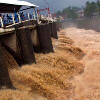 breaking-news--puncak-hujan-deras-ciliwung-siaga-4