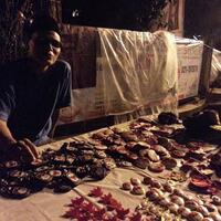 prabowo-kalah-penjual-pin-garuda-merah-berniat-gratiskan-dagangannya