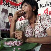 dukun-wowo-lewat-relawan-bernama-naga-mas-ini-terbiasa-makan-bunga-kantil-dan-mawar