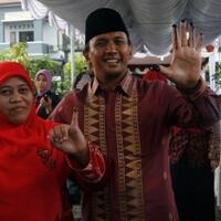 foto-mesra-pria-mirip-gubernur-sumut-dengan-perempuan-cantik-beredar