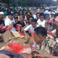 dahsyatnya-kfc-demonstran-kubu-prabowo-tinggalkan-orasi-demi-berebut-nasi-kotak