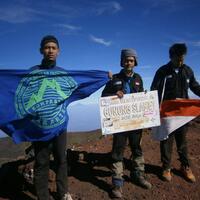 7-gunung-tertinggi-di-indonesia-anak-hiking-masuk