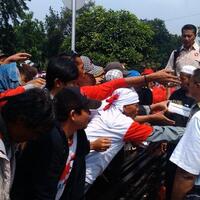 horee-makan-pendukung-gardu-prabowo-berebut-nasi-kotak