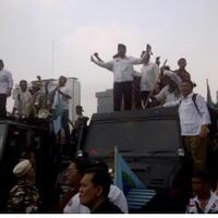 livependukung-prabowo-mulai-rusuh-berusaha-terobos-kawat-berduri