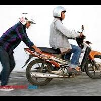 tips-buat-loe-yang-terpaksa-dorong-motor-karena-mogok-di-tengah-jalan