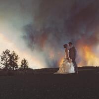 hot-foto-pernikahan-dengan-latar-kebakaran-hebat