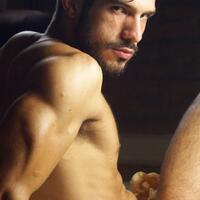 tak-ingin-ketahuan-pria-ini-mencuri-dengan-telanjang