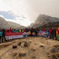 pengibaran-merah-putih-di-puncak-carstensz-by-ptfi-dan-mahitala