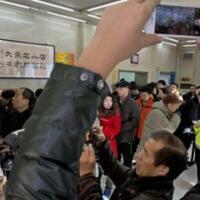 pemimpin-negara-ini-antre-di-atm-beli-bakpao-juga-ayam-goreng