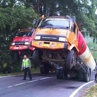indonesia-ajang-balap-liar-truk-besar