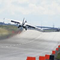 latihan-perang-jet-tempur-su-25-grach-mendarat-di-jalan-tol