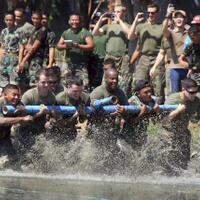 kapan-lagi-bisa-lihat-navy-seals-lomba-karapan-manusia