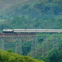 jembatan-cikubang-jembatan-kereta-terpanjang-di-indonesia-yang-masih-aktif