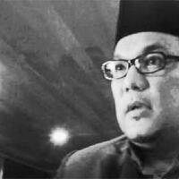 sudah-tahu-dilarang-apa-alasan-yulian-cium-dan-pijat-pimpinan-sidang