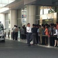 breaking-news-seorang-warga-tewas-terjatuh-dari-menara-bca-thamrin