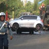 halangi-jalur-tank-leopard-di-hut-tni-mobil-berlogo-polri-diangkut-pm
