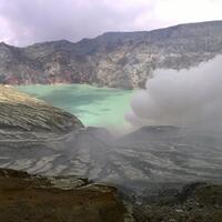 travels-to-hell-inside-indonesia-s-ijen-volcano
