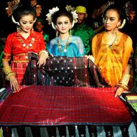 sarung-tenun-sutra-mandar-yang-eksotis