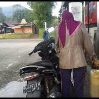 tipe-tipe-biker-yang-sedang-ngisi-bbm