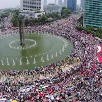 behid-the-scene-rezeki-orang-kecil-di-tengah-pesta-rakyat