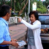 wanita-pakai-rok-mini-ngamuk-maki-maki-sopirtaksi-di-jalan-raya