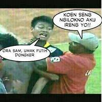 sepakbola-indonesia-kembali-tercoreng-adu-jotos-laga-persipura-vs-arema